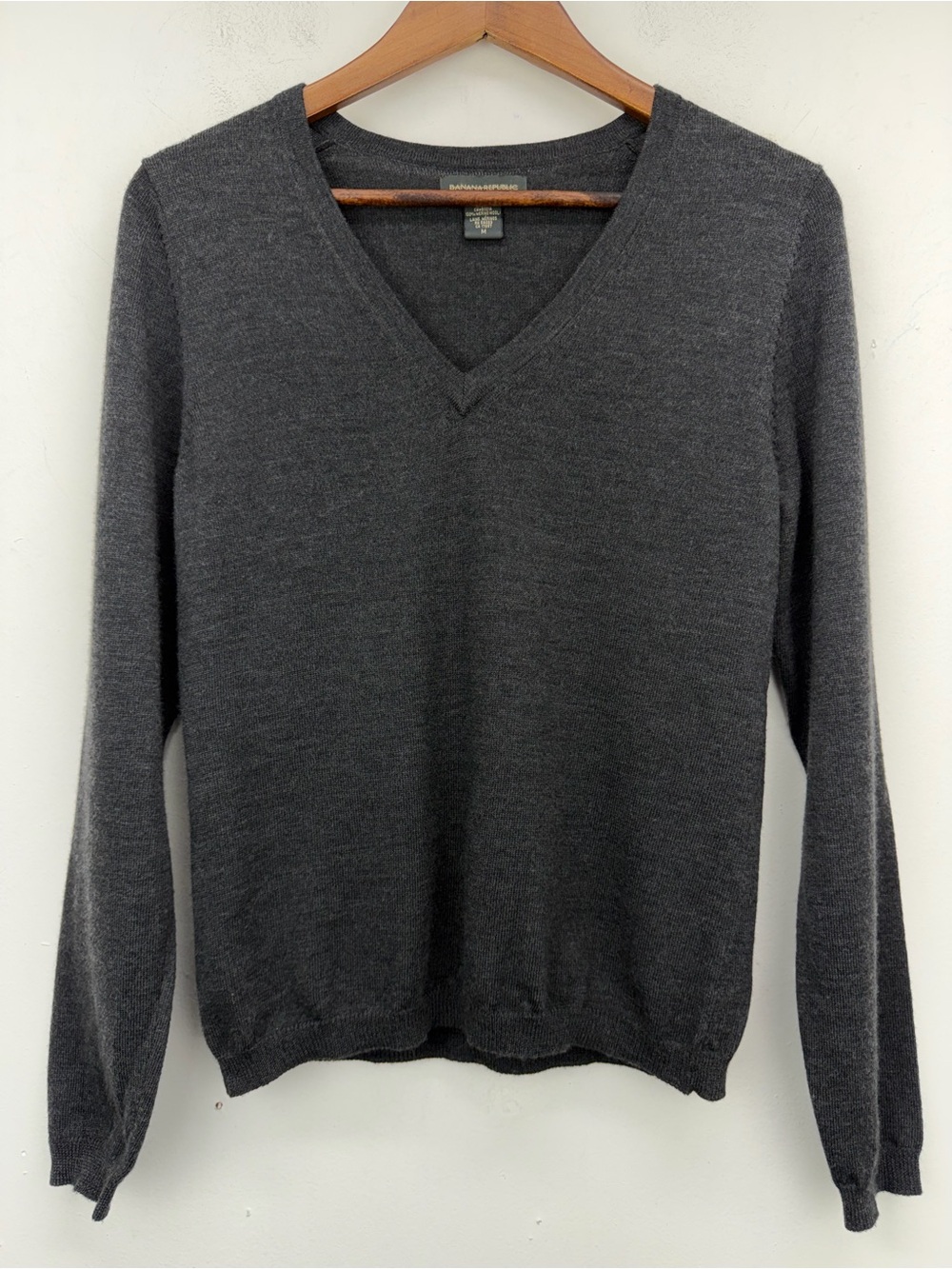 Banana Republic size Medium Women’s Gray Merino Wool V-neck Pullover Sweater